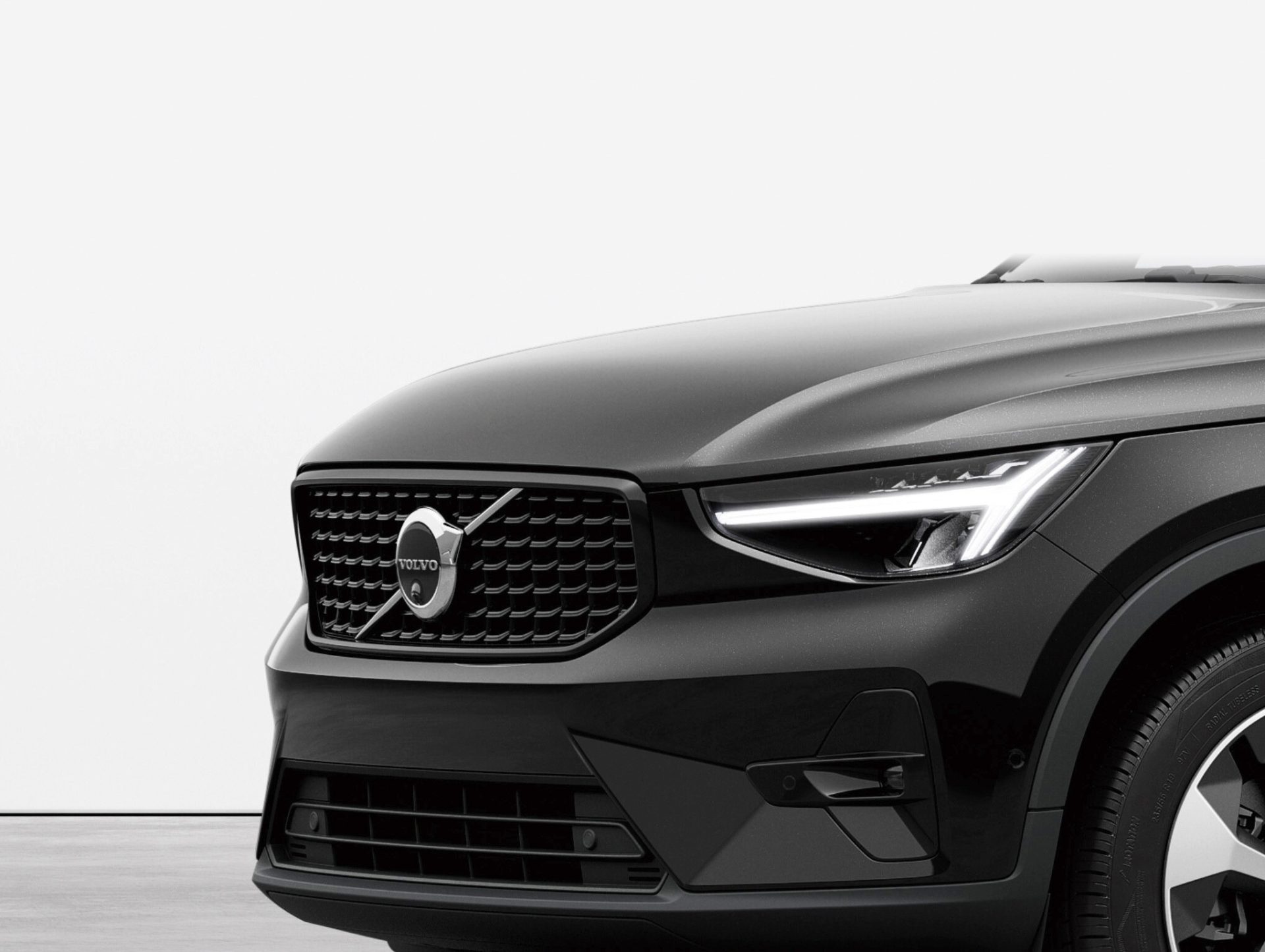 MY25_XC40_Dark_Edition_BK_fron